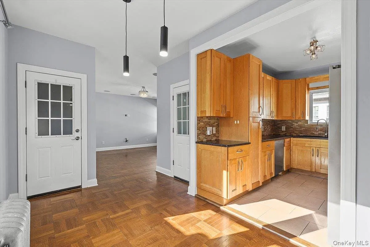 3 bed, 1.0 bath, 1289 sqft, $4,000 — Photo 4