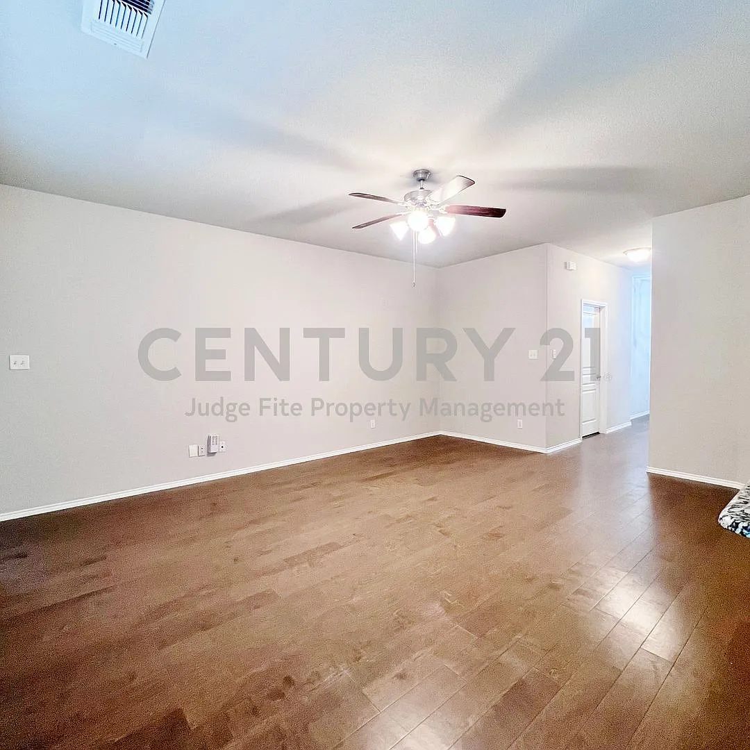 Well Maintained 3/2/2 in Waxahachie For Rent! — Photo 4