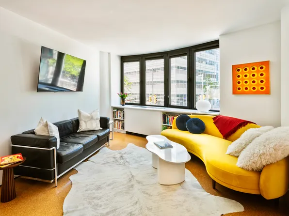 275 Greenwich Street 2C image 2 of 10