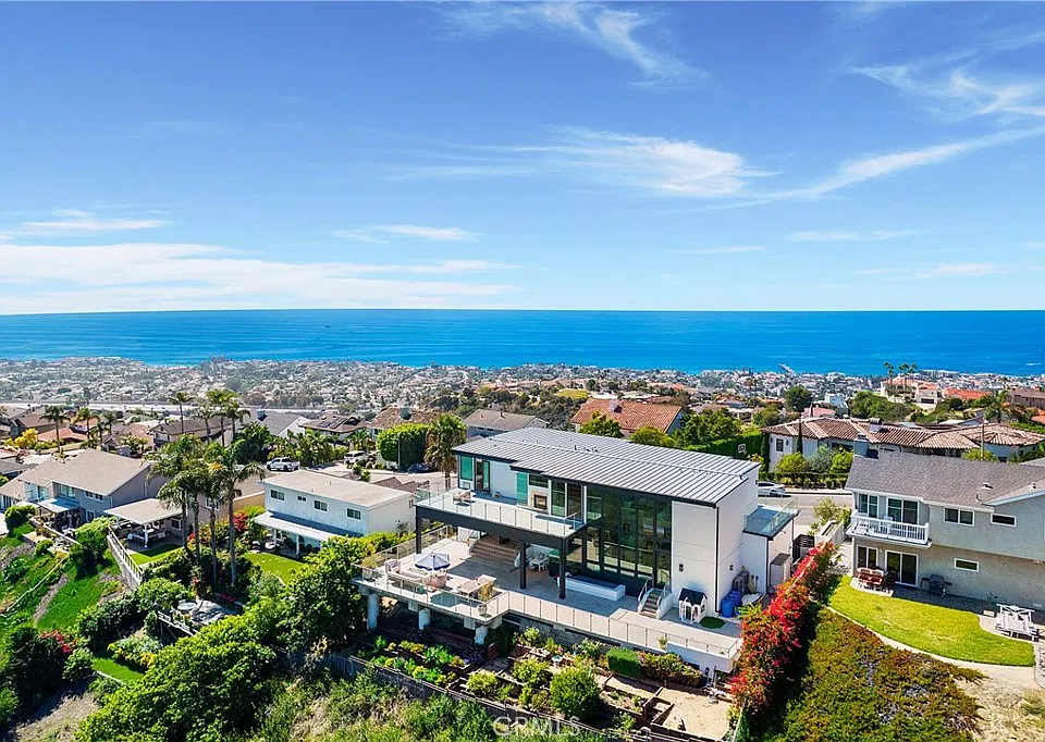 875 Avenida Salvador