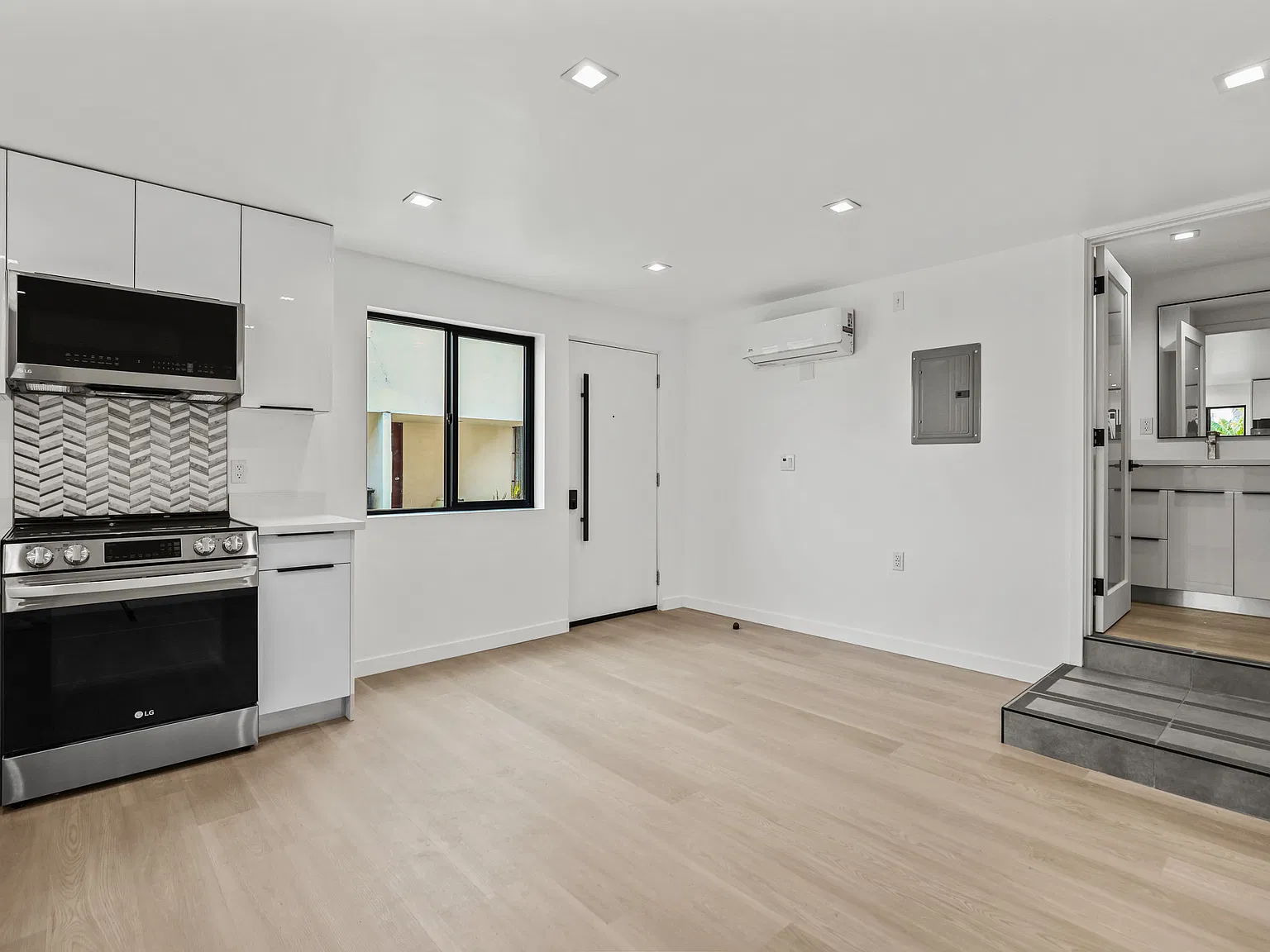 Frogtown, Atwater Village | Loft Style One Bedroom with Washer & Dryer — Photo 4