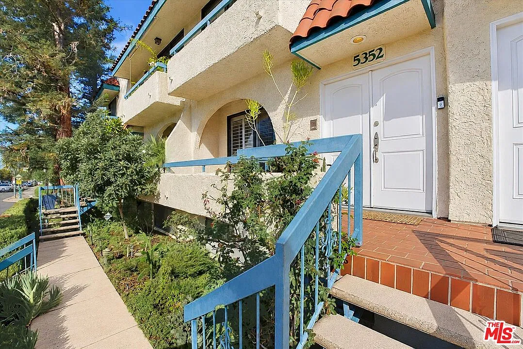 3 bed, 4.0 bath, 2825 sqft, $4,650 — Photo 3
