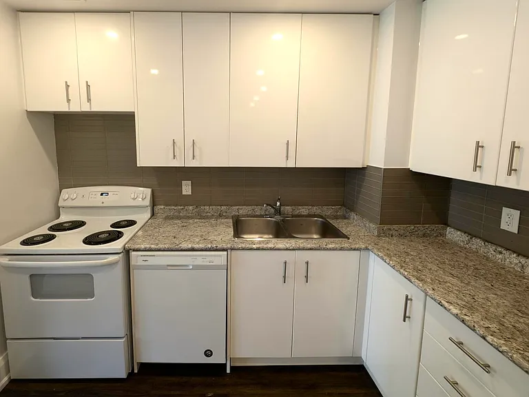 55 Charles St W — Photo 21