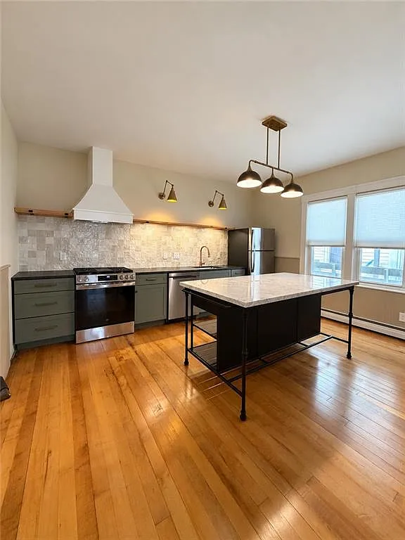 1 bed, 1.0 bath, 1048 sqft, $2,900 — Photo 1