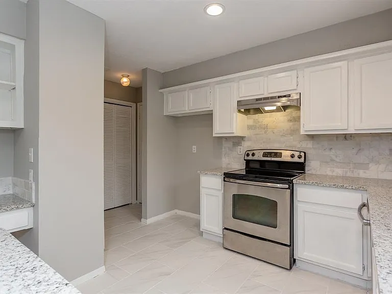 2715 Colony Dr — Photo 9
