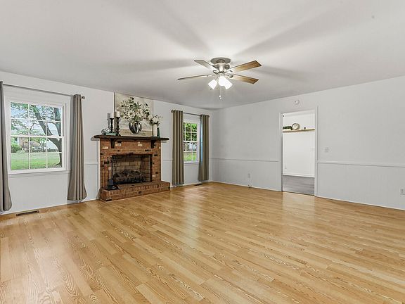3rd image of 301 Edgewater Dr