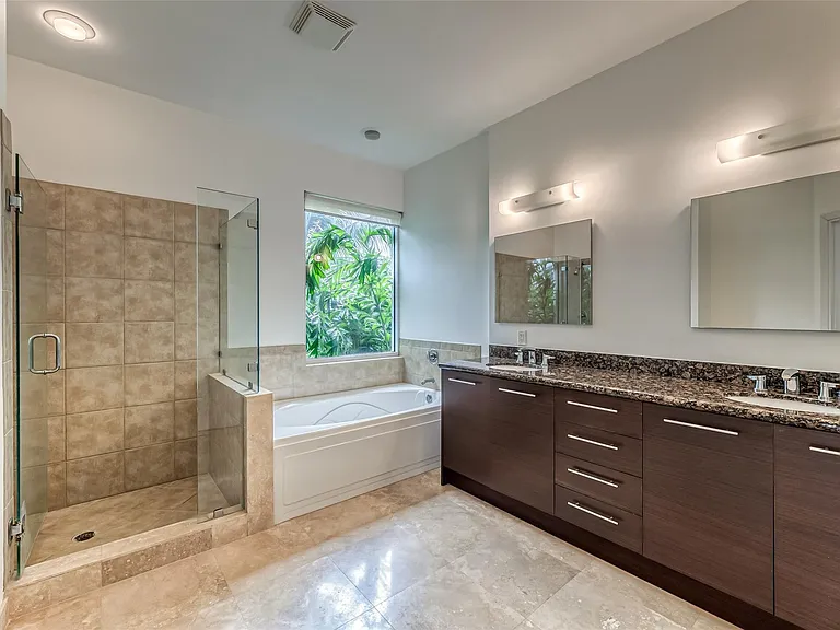 727 NE 4th Ave — Photo 17