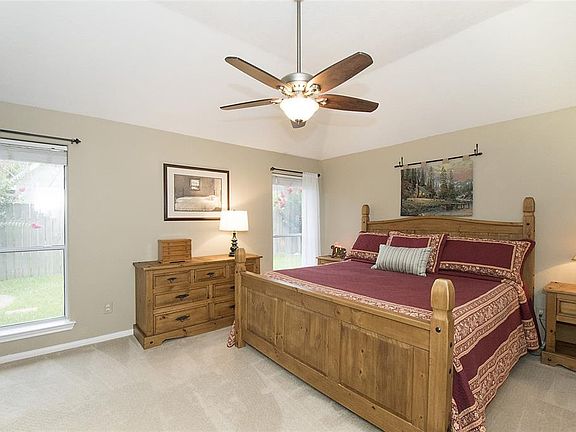 5th image of 807 Courtside Dr E
