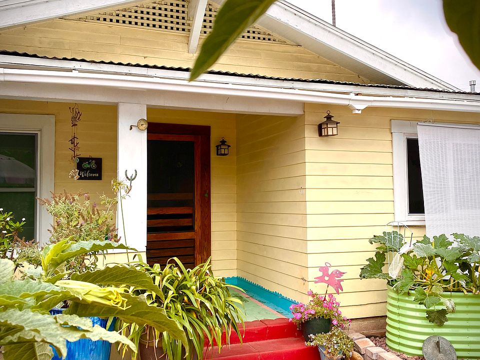 Super cute, clean vintage 1912
 2 bed/1 bath craftsman, quiet street in North Park in San Diego CA near Morley Field for rent. Available week of May 18 2026 $3000 + $350 utilities. Kitties and cats okay. 1 yr lease.