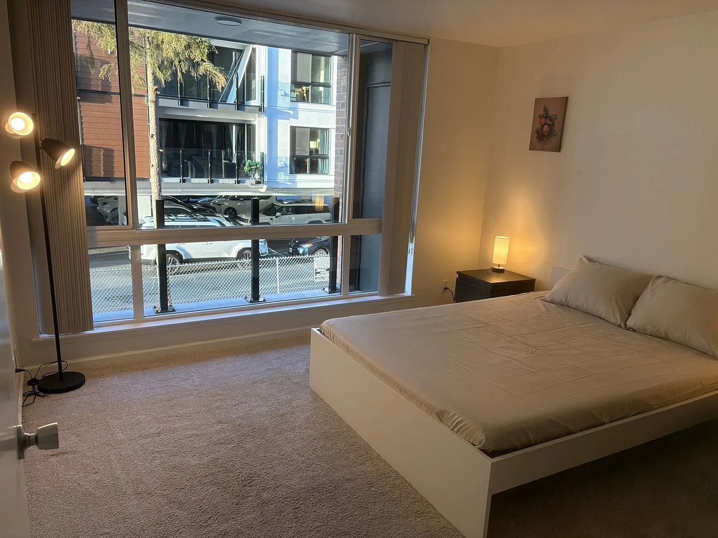 Kirkland Waterfront 1 bedroom with Private Beach Access + W/S/G and Parking Included! — Photo 2