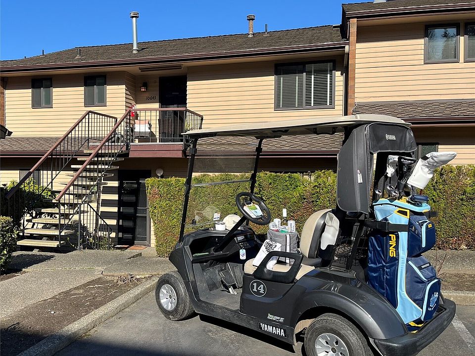 Have you ever dreamed of owning your own golf cart or wanted to live somewhere you can drive one around? Glen Acres Golf & Country Club condos may be the perfect place for you! Here you can load it up with your favorite libations and head to the course for friends and fun!>