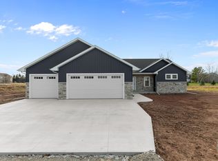 W5933 Woodland Rd, Menasha, WI 54952