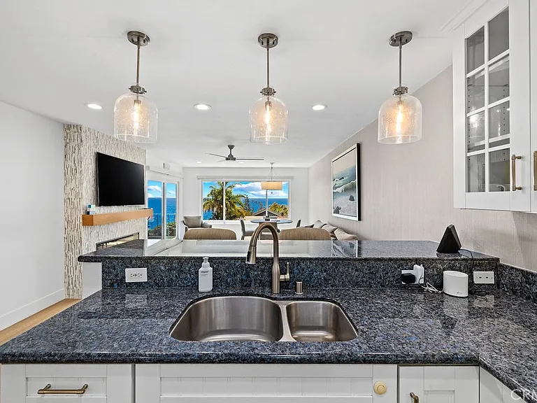 240 Moss St #4 — Photo 6