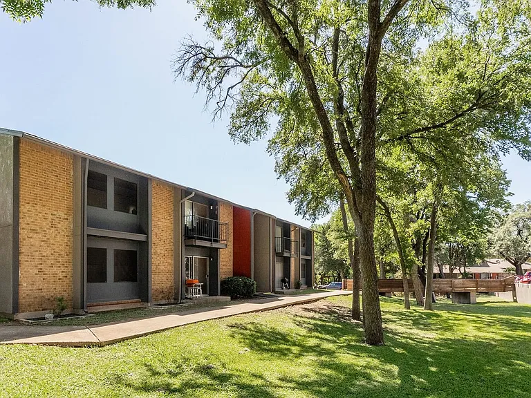 South Crest Apartments: All Bills Paid -Dazzling Dallas Apartments in Quiet Area! — Photo 52