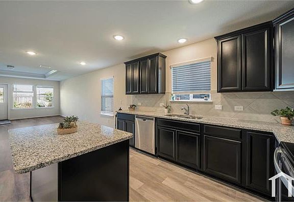 5th image of 1109 Ainsley Ln
