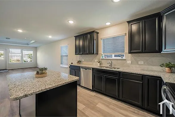 1109 Ainsley Ln — Photo 5