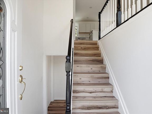 4th image of 818 Copley Ave