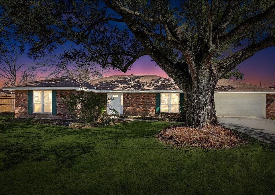 1st image of 404 Camelia Ave