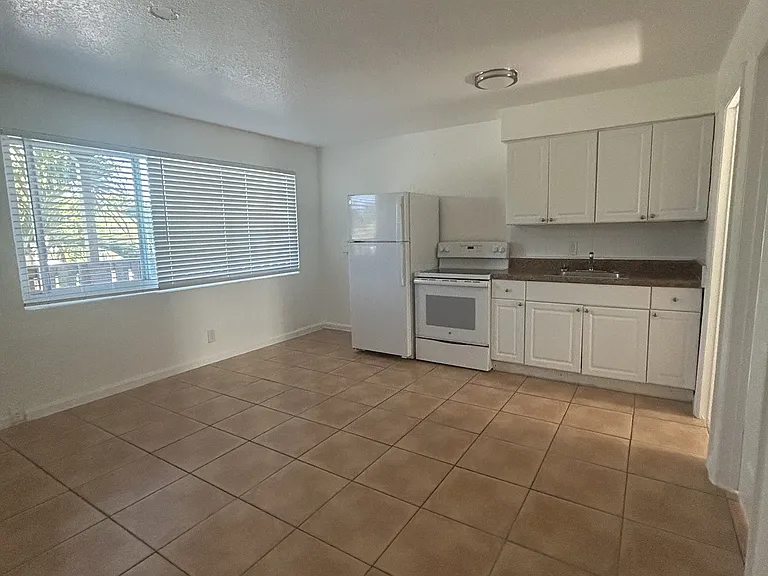 610 NW 7th Ave — Photo 36