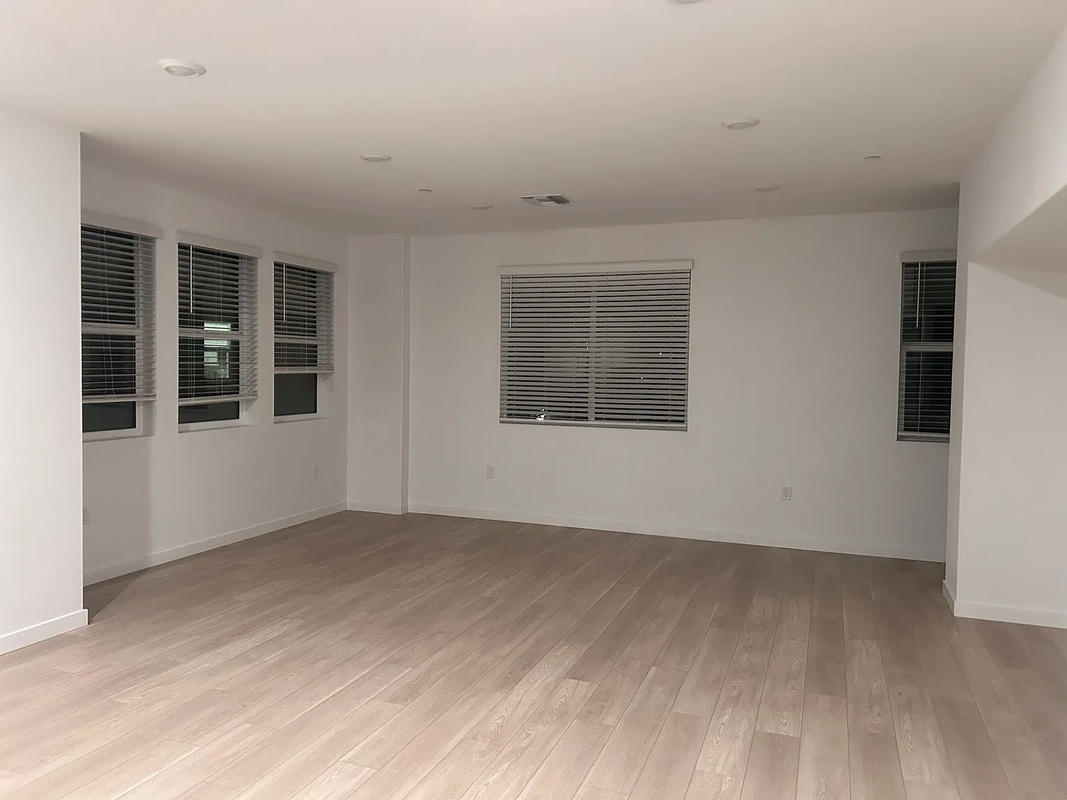 3 bed, 2.5 bath, 1706 sqft, $4,000 — Photo 3