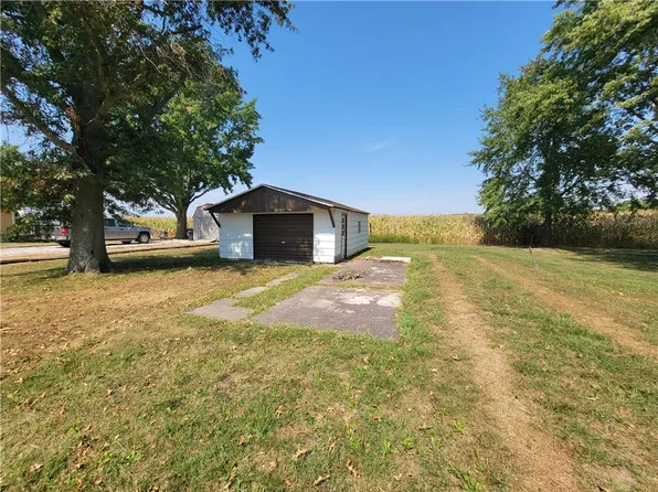 510 S 4th St, Stewardson, IL 62463