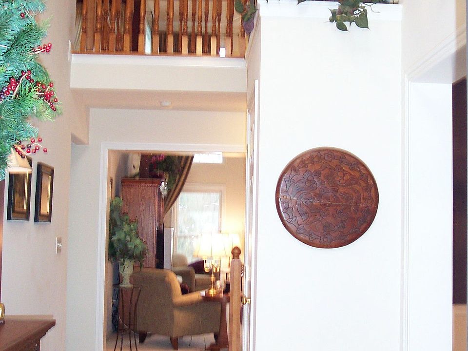 Vaulted foyer w/oak flooring