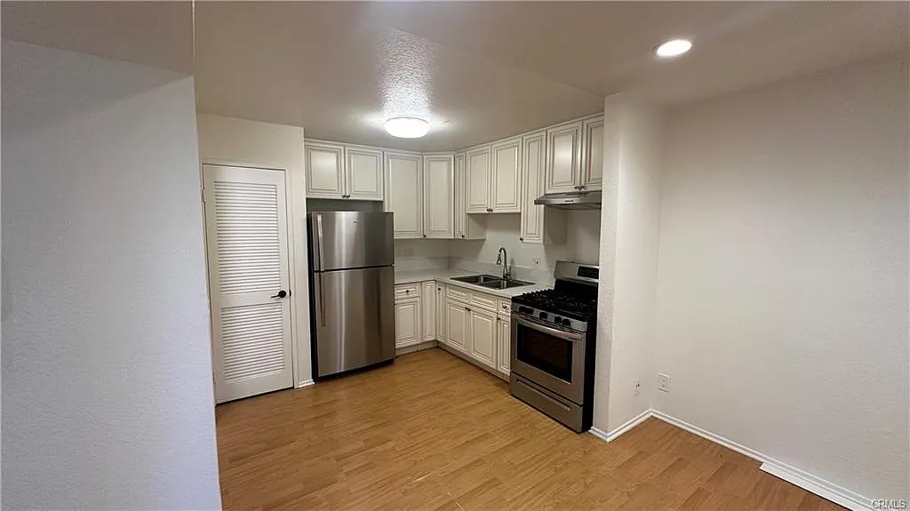 1 bed, 1.5 bath, 800 sqft, $2,100 — Photo 3