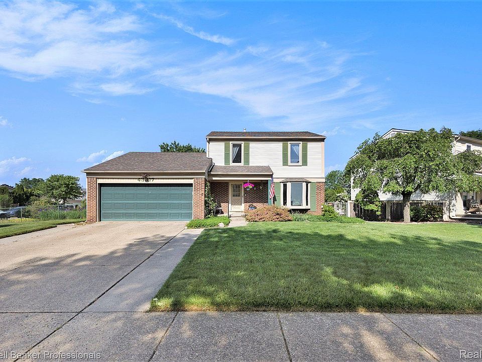 1st image of 43317 Hyde Park Dr
