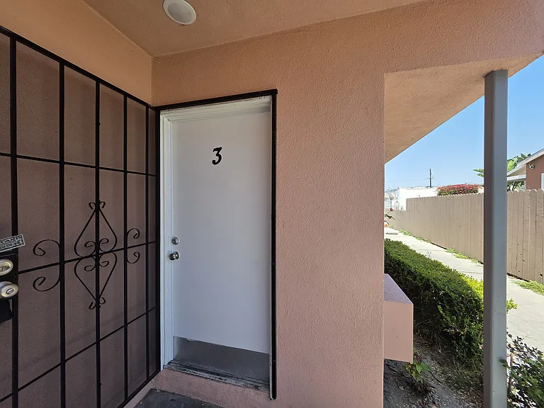 2672 S Redondo Blvd — Photo 12