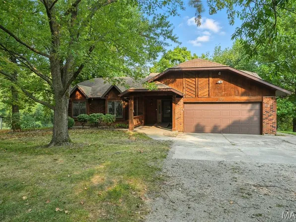 3911 Charbonier Rd, Florissant, MO 63031