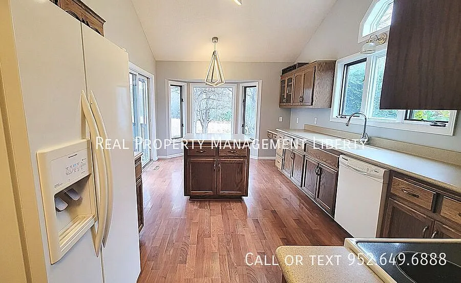 Stunning 4-Bedroom, 3-Bath Home with Expansive Fenced Yard and 3-Car Garage in Savage — Photo 3