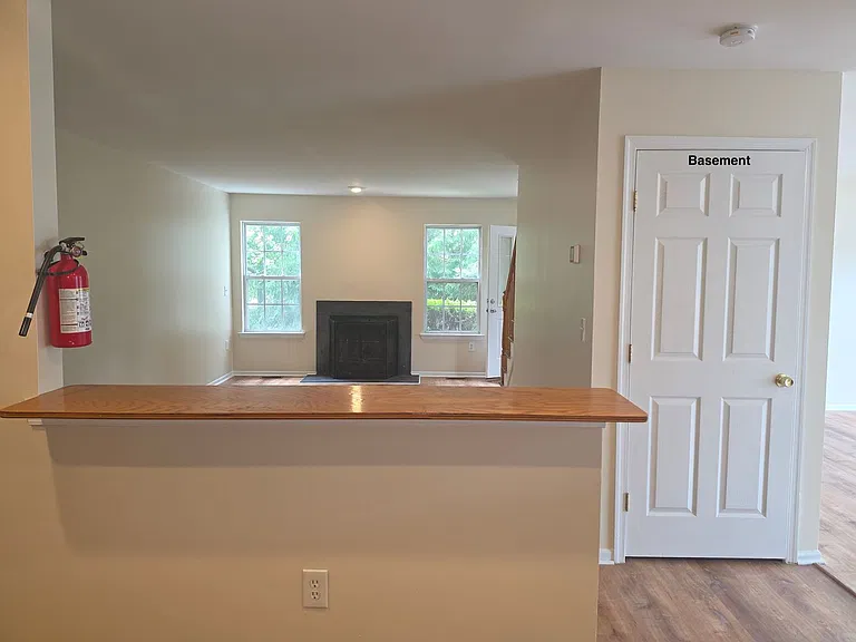 204 Barclay Ct — Photo 8