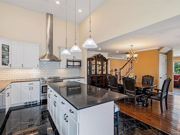 4th image of 992 Woodcliff Drive