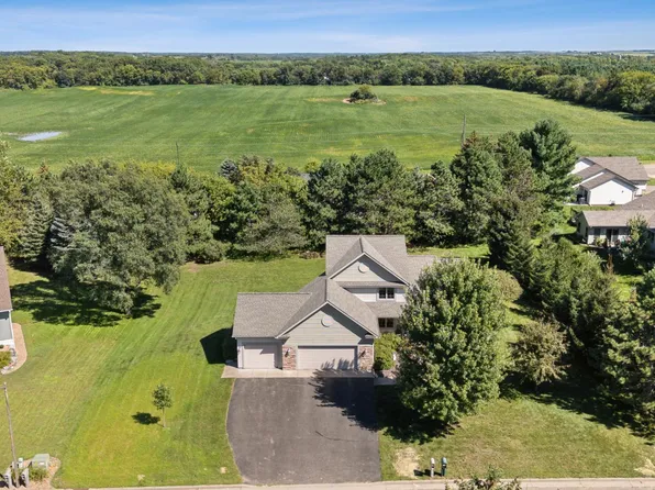 566 Woodland Ln E, New Richmond, WI 54017