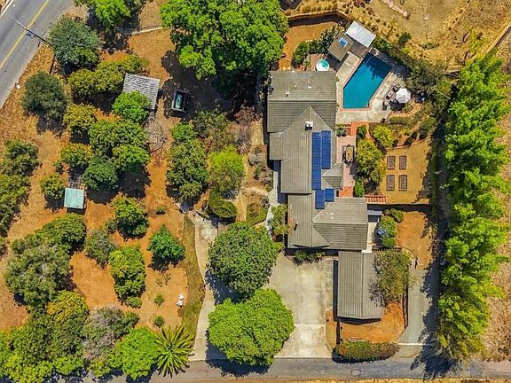 4th image of 919 Valley Dr