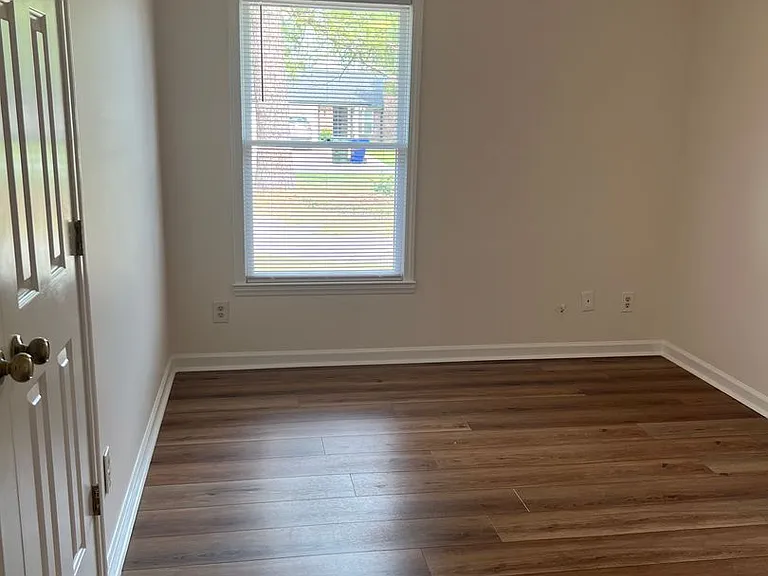 109 Erskine Dr — Photo 9
