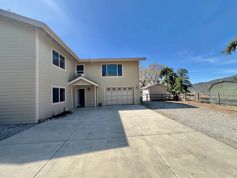 27030 Oakflat Dr — Photo 2