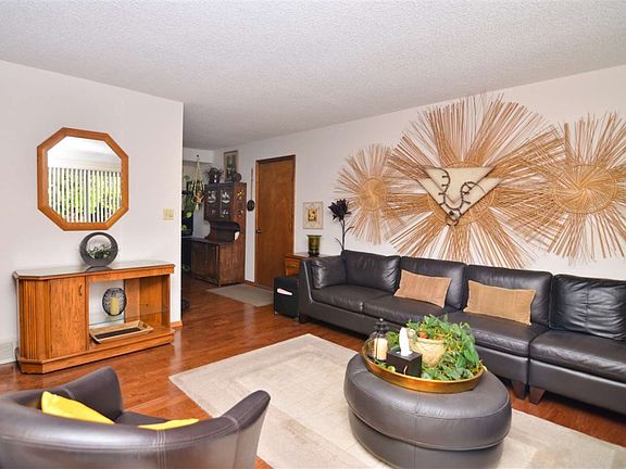 3rd image of 610 W Indian Creek Dr