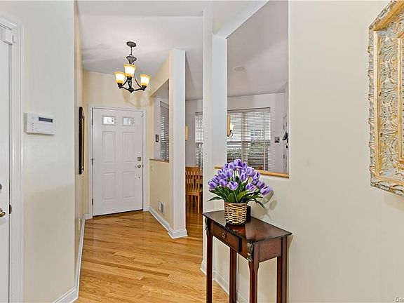 3rd image of 16 Briarbrook Dr