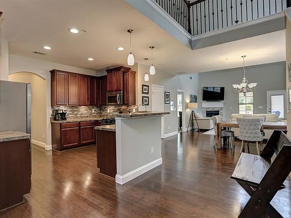 5th image of 385 Summit Village Dr