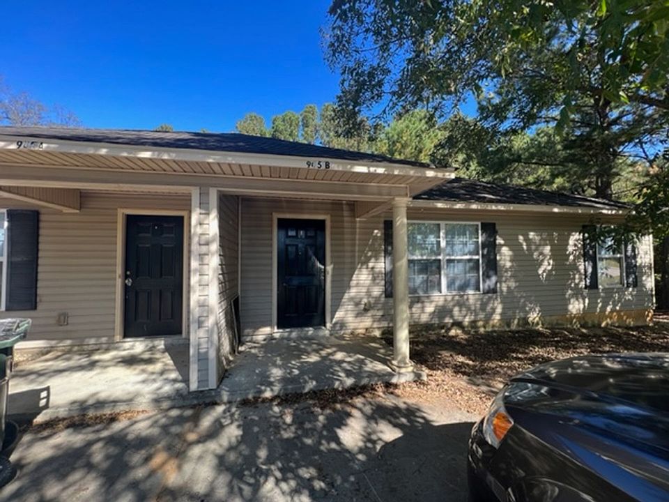 1st image of 905B Trevor Ln