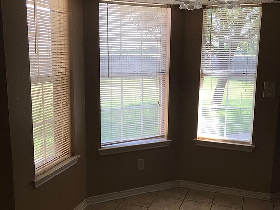 3rd image of 974 Victoria Dr