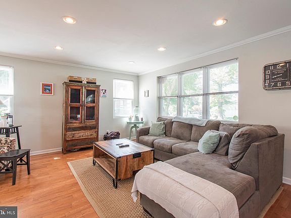 4th image of 9150-52 Bickley St