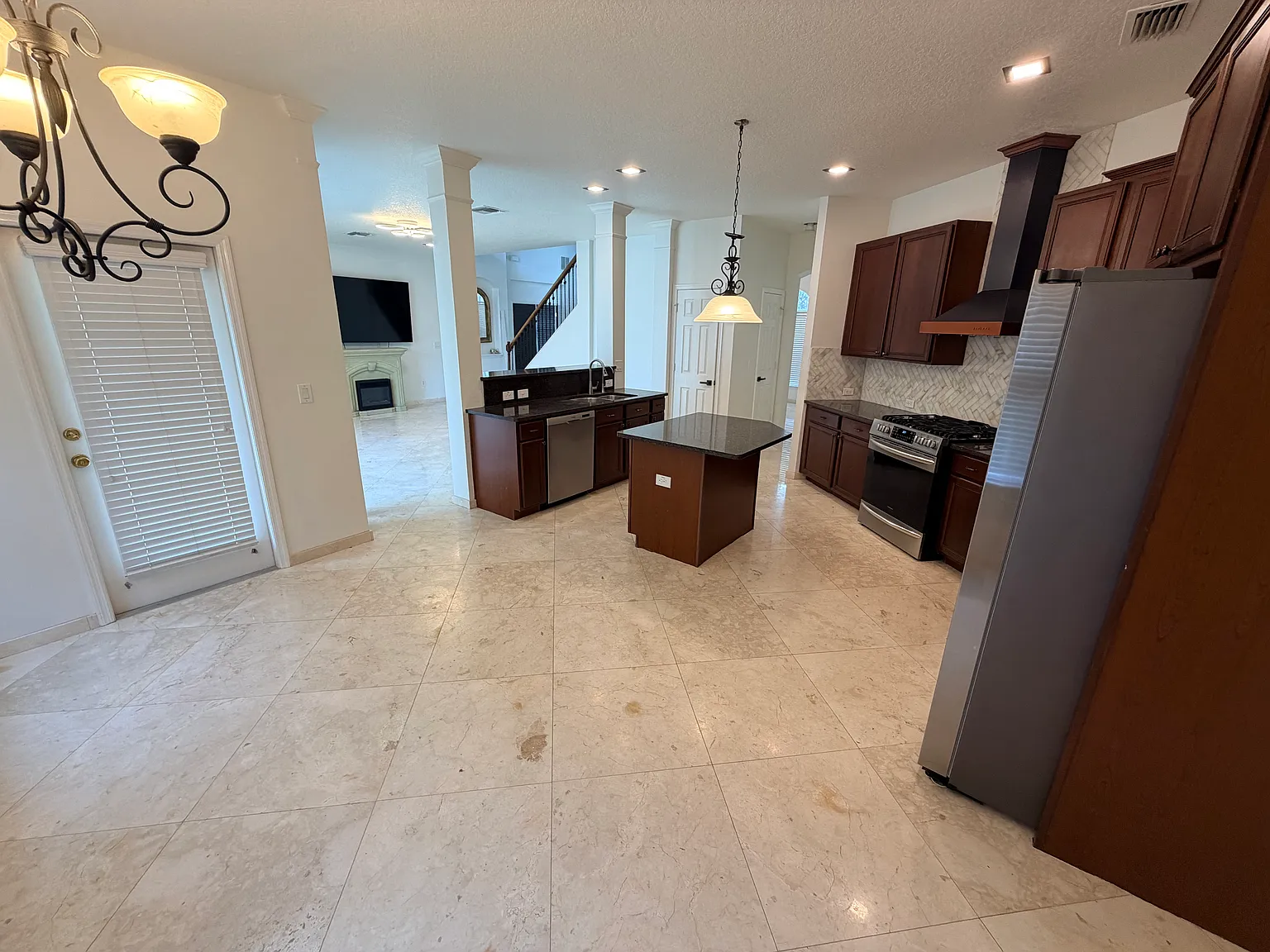 5 bed, 3678 sqft, $3,500 — Photo 3