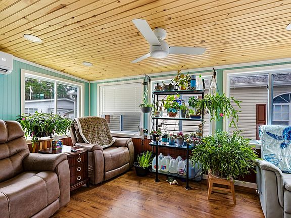 5th image of 462 Oak Ave.