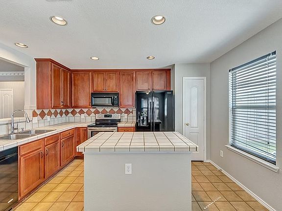 5th image of 4008 Tiburon St