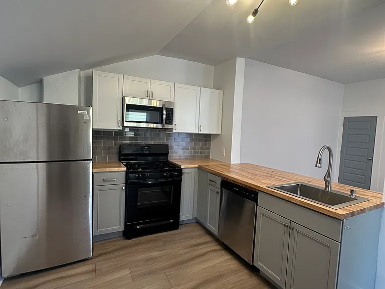 1144 Putnam St — Photo 2