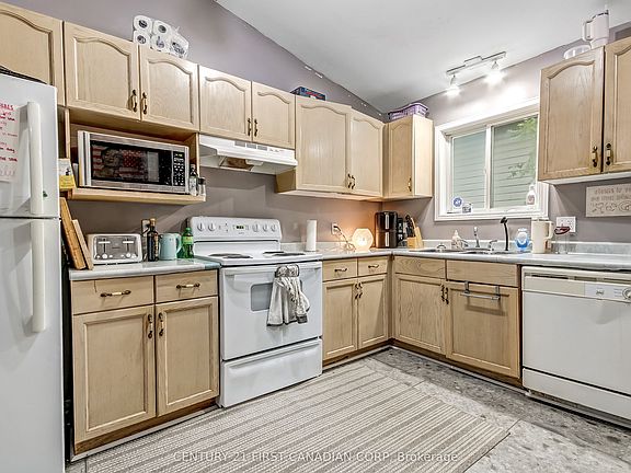 4th image of 1082 Farnsborough Cres
