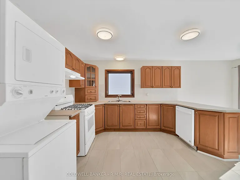 60 Albert St S — Photo 7