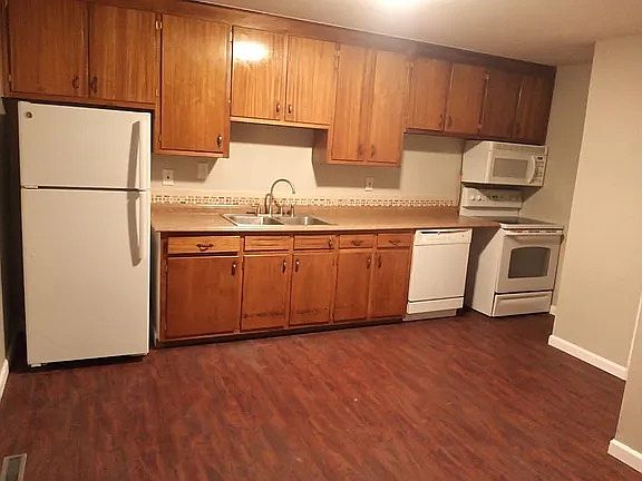 3rd image of 614 Superior St #614